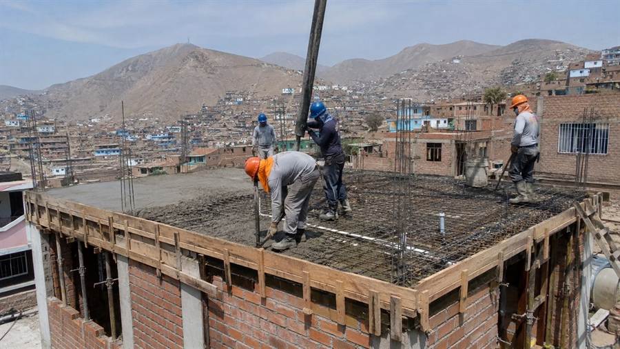 Equipo trabajando durante el techado de una vivienda